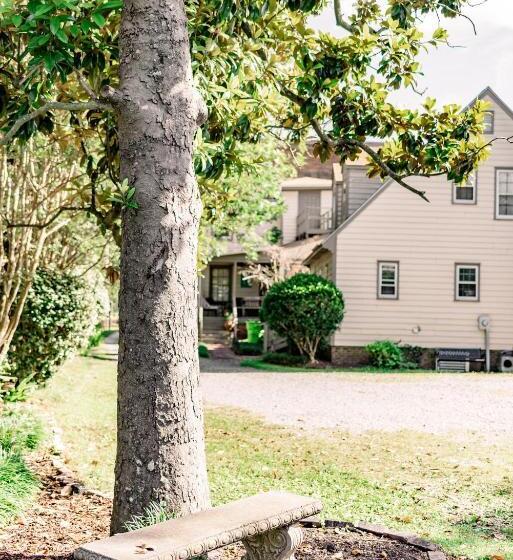 تختخواب و صبحانه Meadows Inn