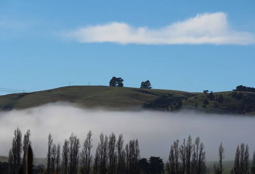 تختخواب و صبحانه The Summit Lodge