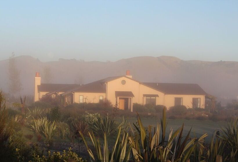 تختخواب و صبحانه The Summit Lodge