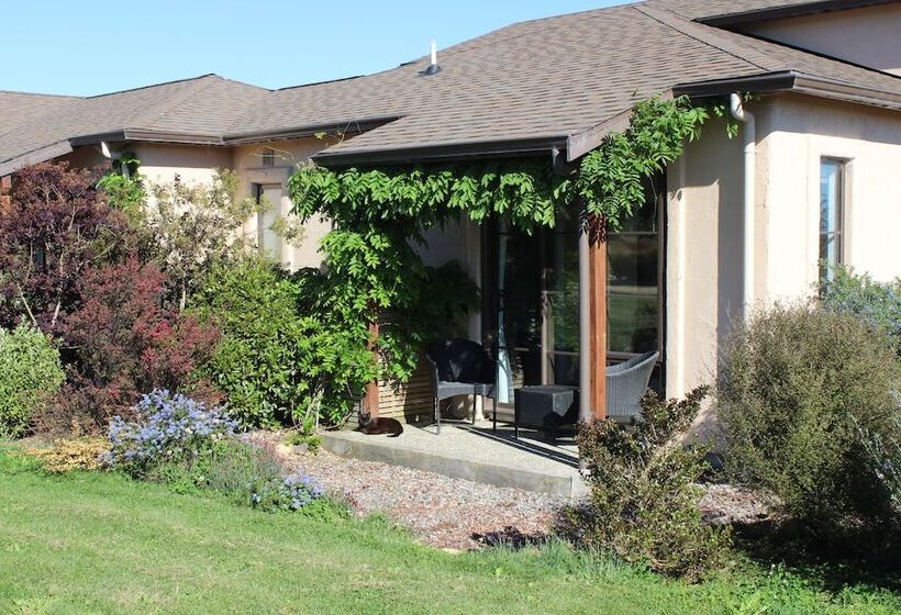 تختخواب و صبحانه The Summit Lodge