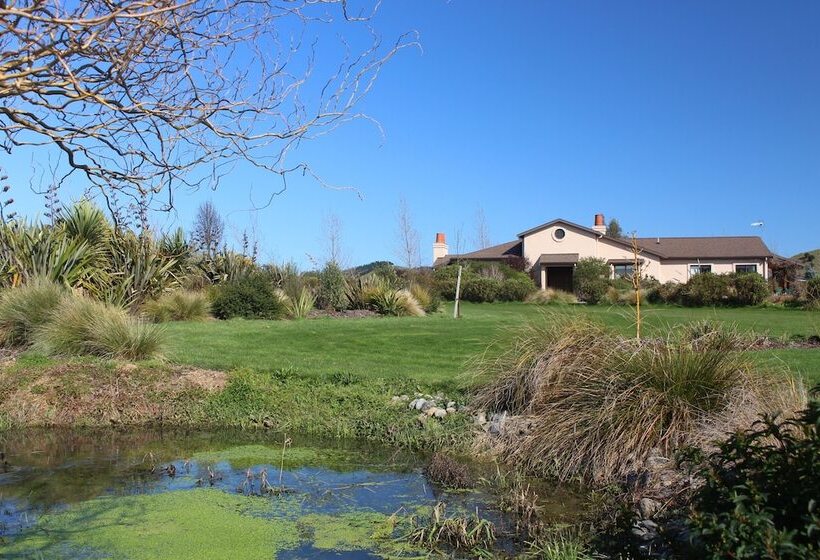 تختخواب و صبحانه The Summit Lodge