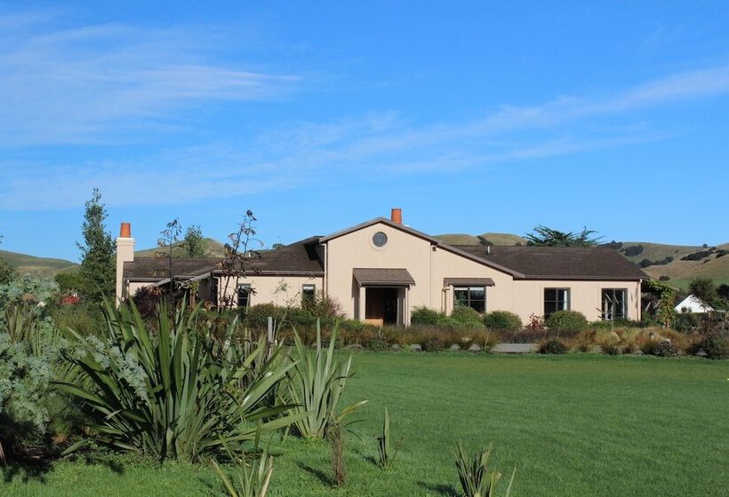 تختخواب و صبحانه The Summit Lodge