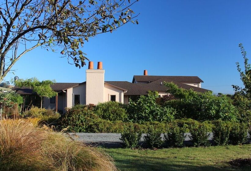 تختخواب و صبحانه The Summit Lodge