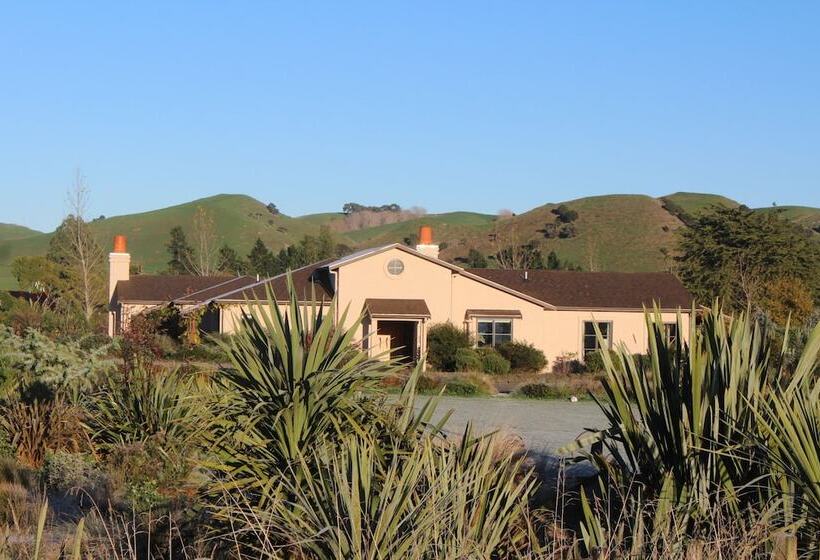 تختخواب و صبحانه The Summit Lodge