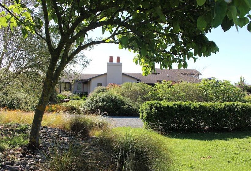 تختخواب و صبحانه The Summit Lodge