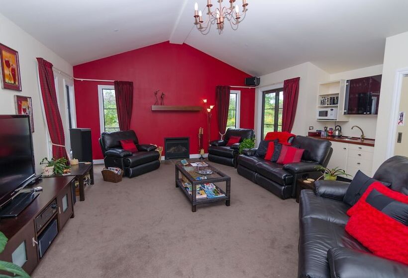 تختخواب و صبحانه The Summit Lodge