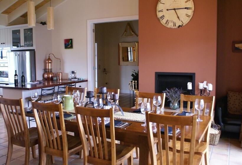 تختخواب و صبحانه The Summit Lodge