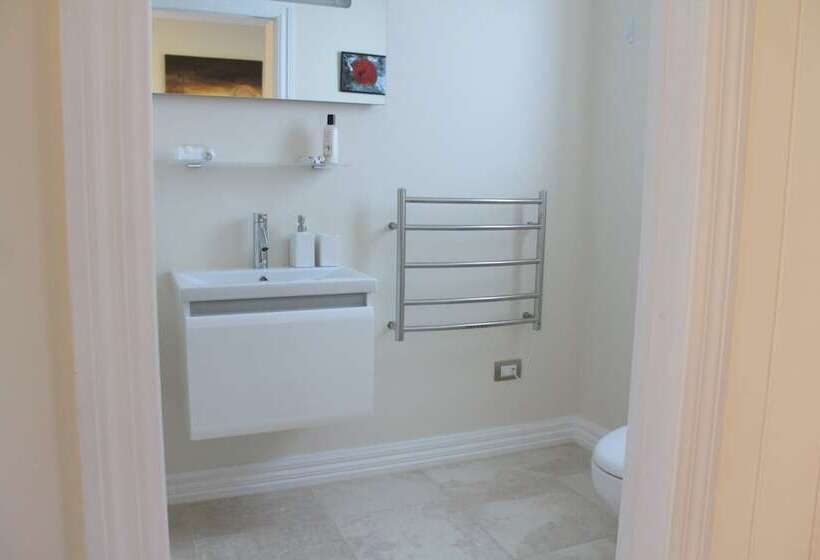 تختخواب و صبحانه The Summit Lodge