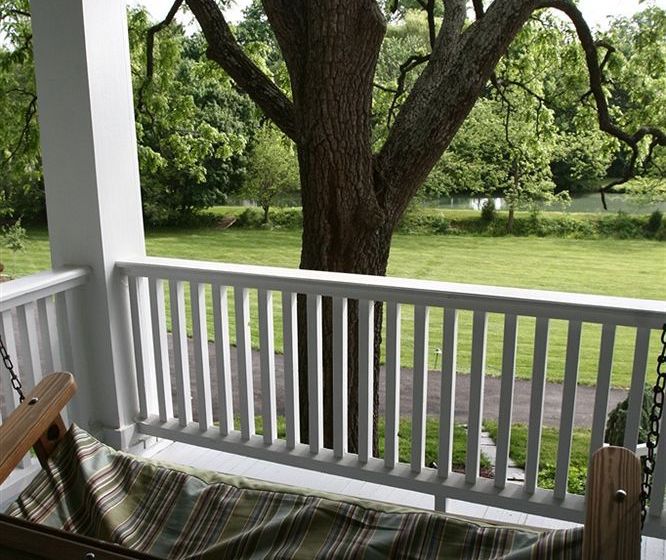 By The Side Of The Road Bed & Breakfast