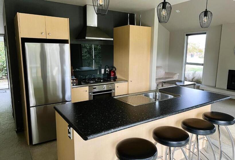 Fiordland Lakeview Motel And Apartments