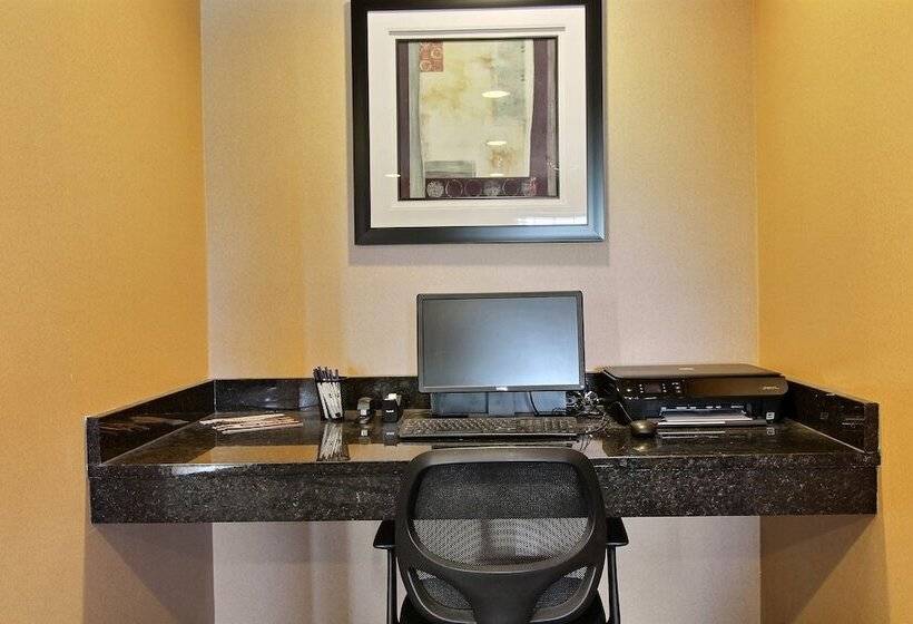 فندق Amerivu Inn And Suites   Crookston