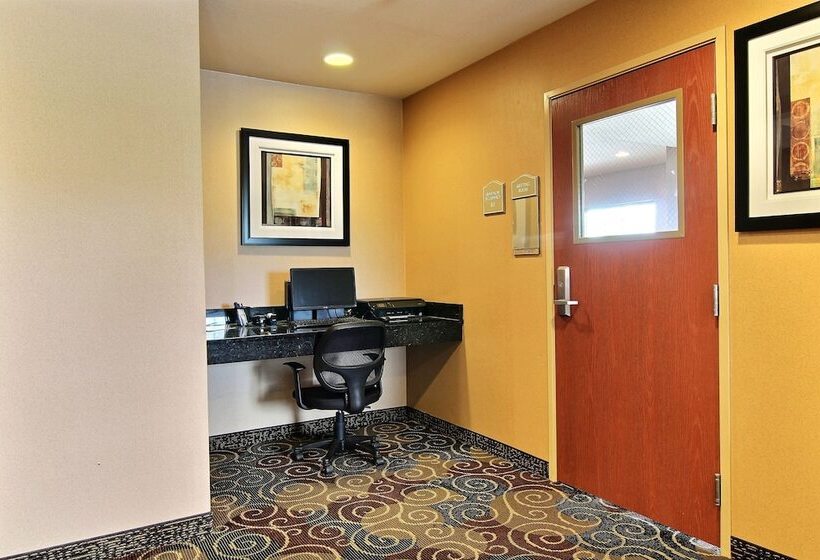 فندق Amerivu Inn And Suites   Crookston