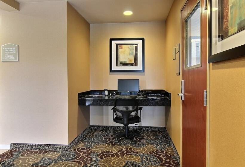 فندق Amerivu Inn And Suites   Crookston