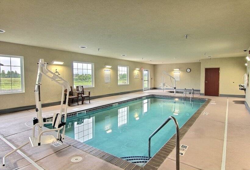 فندق Amerivu Inn And Suites   Crookston