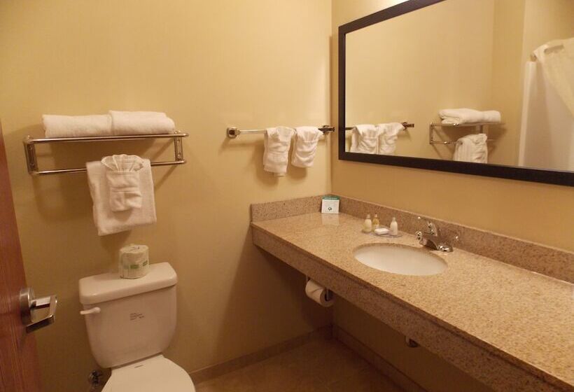 فندق Amerivu Inn And Suites   Crookston