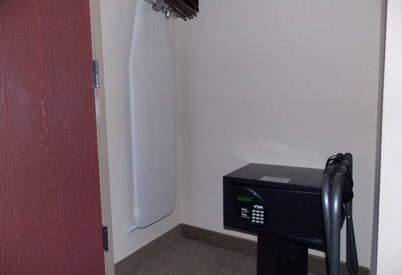 فندق Amerivu Inn And Suites   Crookston