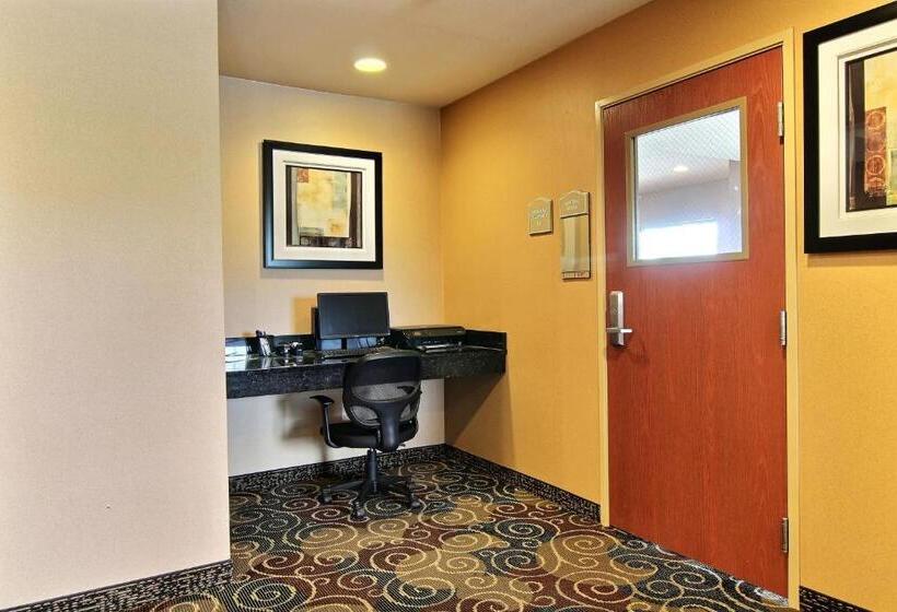 فندق Amerivu Inn And Suites   Crookston