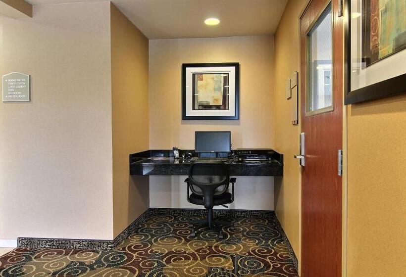 فندق Amerivu Inn And Suites   Crookston