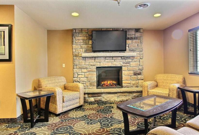فندق Amerivu Inn And Suites   Crookston