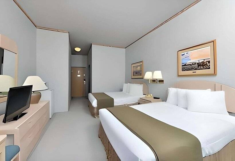 فندق Econo Lodge Inn & Suites