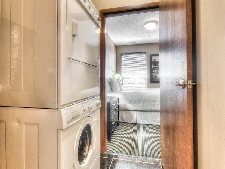 فندق Grand Inn & Residence Grande Prairie