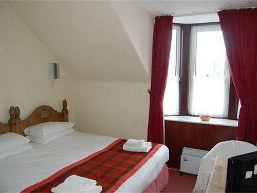 Отель Mackenzies Highland Inn