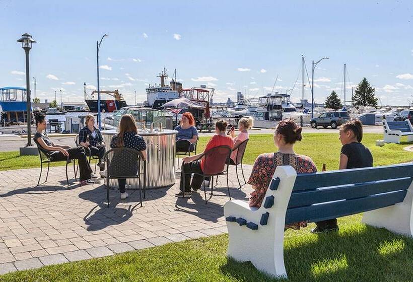 Отель Park Point Marina Inn