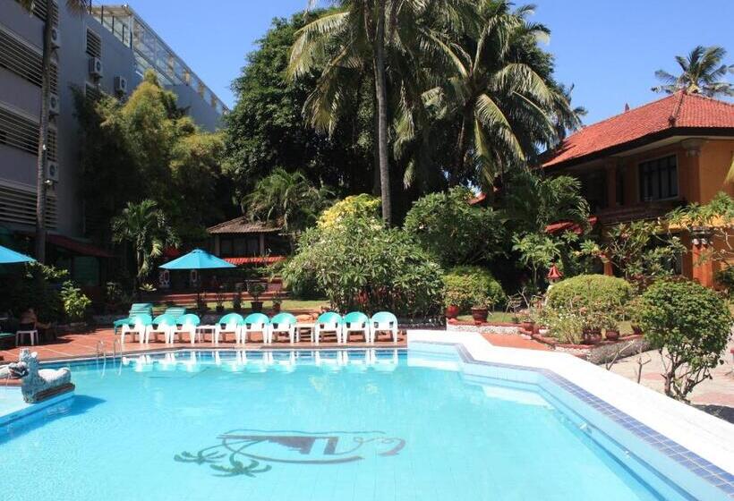 فندق Puri Naga Beachfront Cottages
