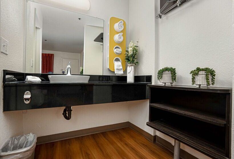 Motel 6temecula, Ca  Historic Old Town