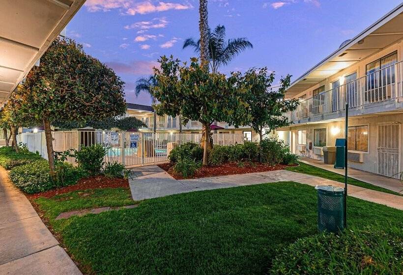 Motel 6temecula, Ca  Historic Old Town