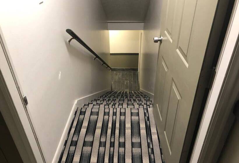 מוטל Ameri Stay Inn & Suites