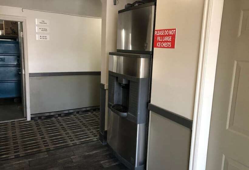 מוטל Ameri Stay Inn & Suites