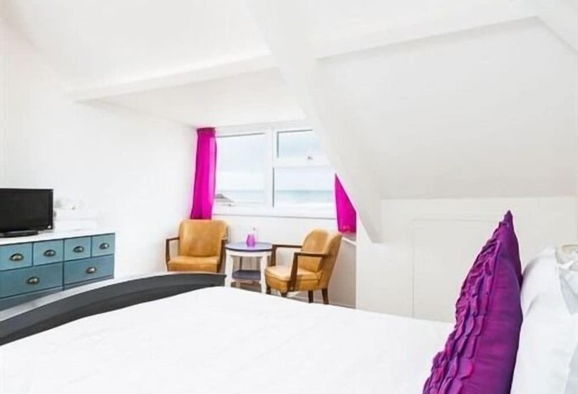 Пансион Beach House B&b