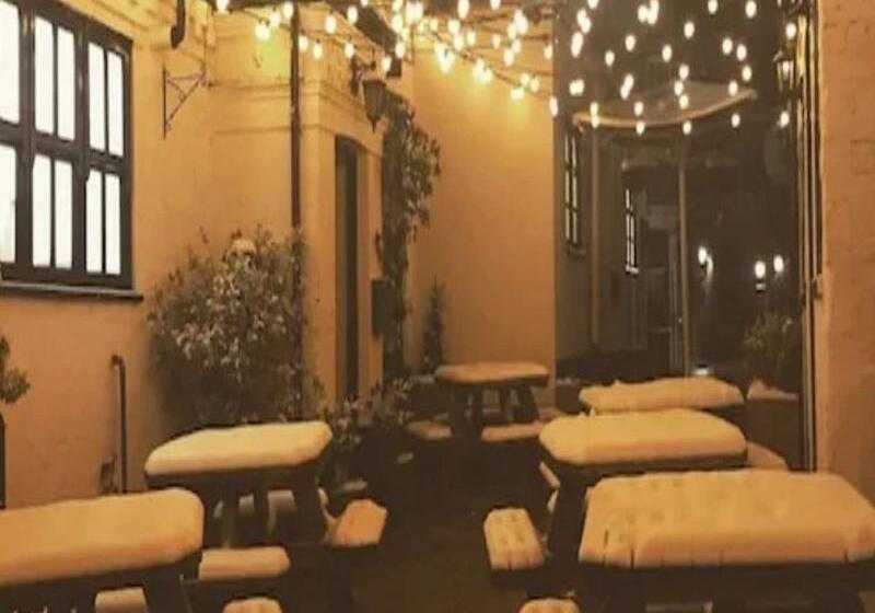 פנסיון The Crown And Cushion