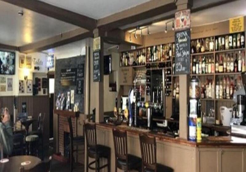 פנסיון The Crown And Cushion