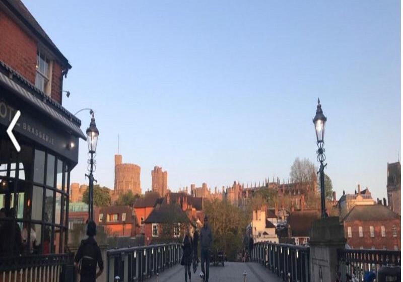 פנסיון The Crown And Cushion