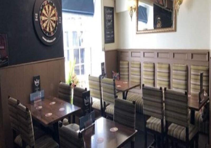 פנסיון The Crown And Cushion