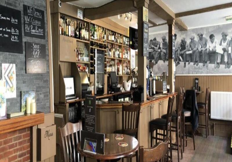 פנסיון The Crown And Cushion