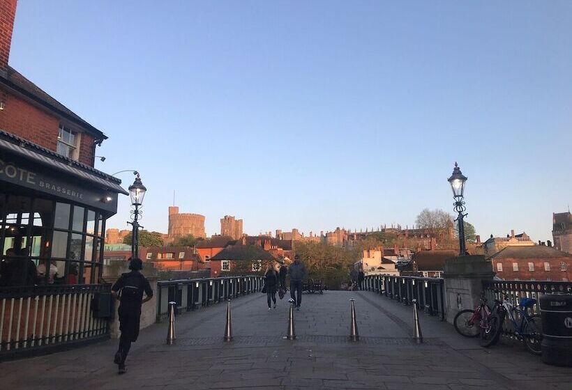 פנסיון The Crown And Cushion