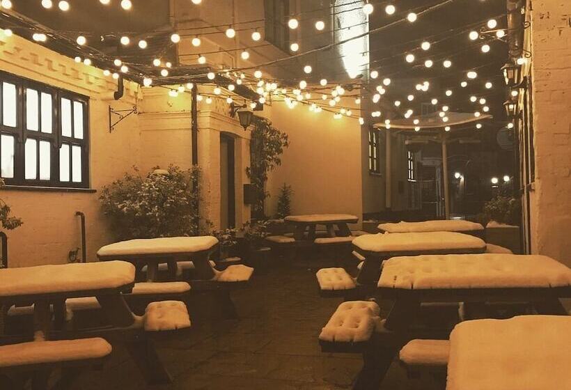 פנסיון The Crown And Cushion