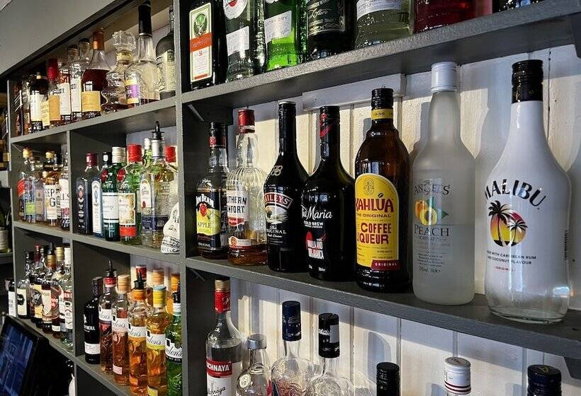 פנסיון The Crown And Cushion