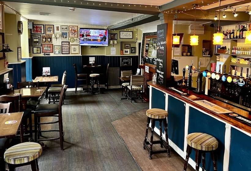 פנסיון The Crown And Cushion