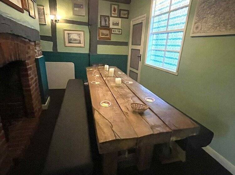 פנסיון The Crown And Cushion