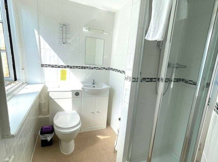 פנסיון The Crown And Cushion