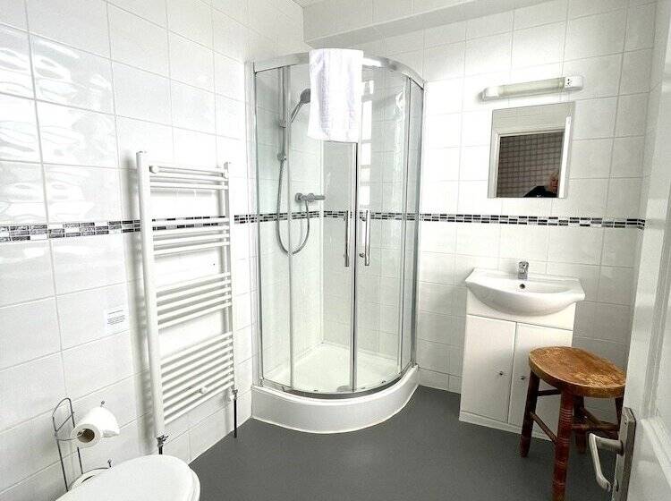 פנסיון The Crown And Cushion