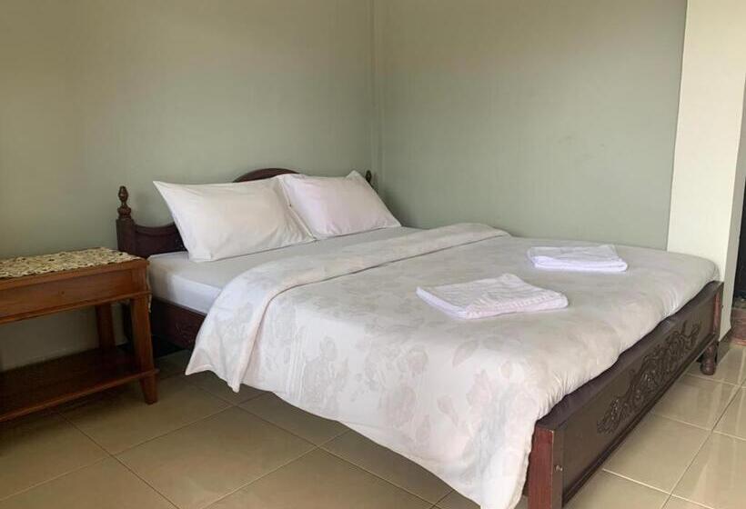 تختخواب و صبحانه Estevania Lodge Moni