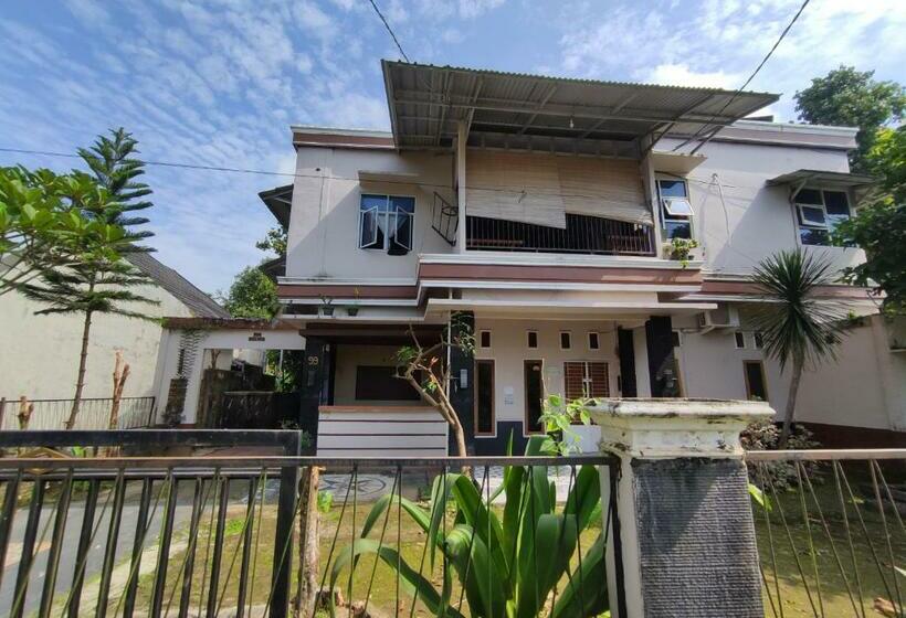 בית מלון כפרי Oyo 90633 Graha Dirham Homestay