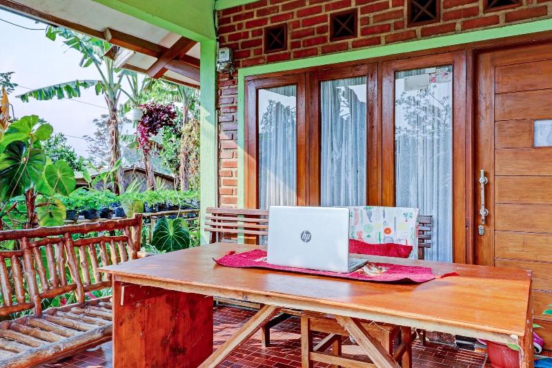 Отель Oyo Homes 90849 Cibeunying Homestay Cibodas Maribaya