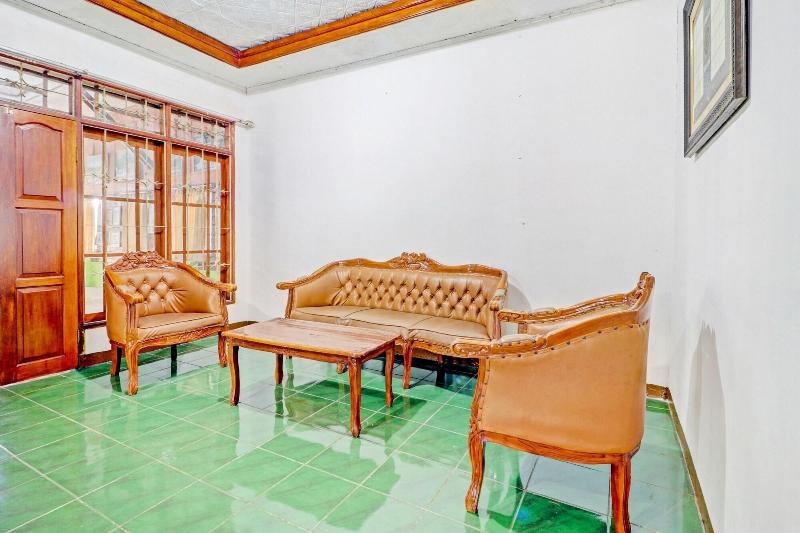 Отель Oyo Homes 90849 Cibeunying Homestay Cibodas Maribaya