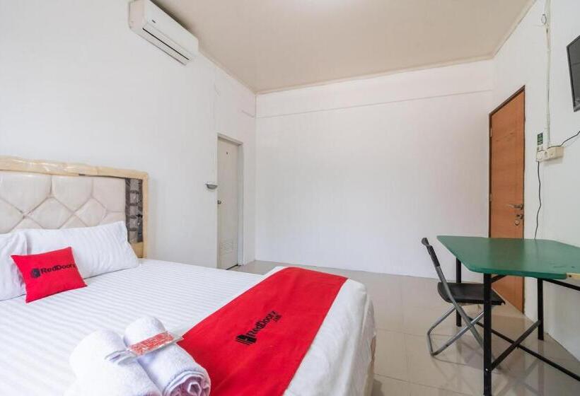 호텔 Reddoorz Near Terminal Bubulak Bogor
